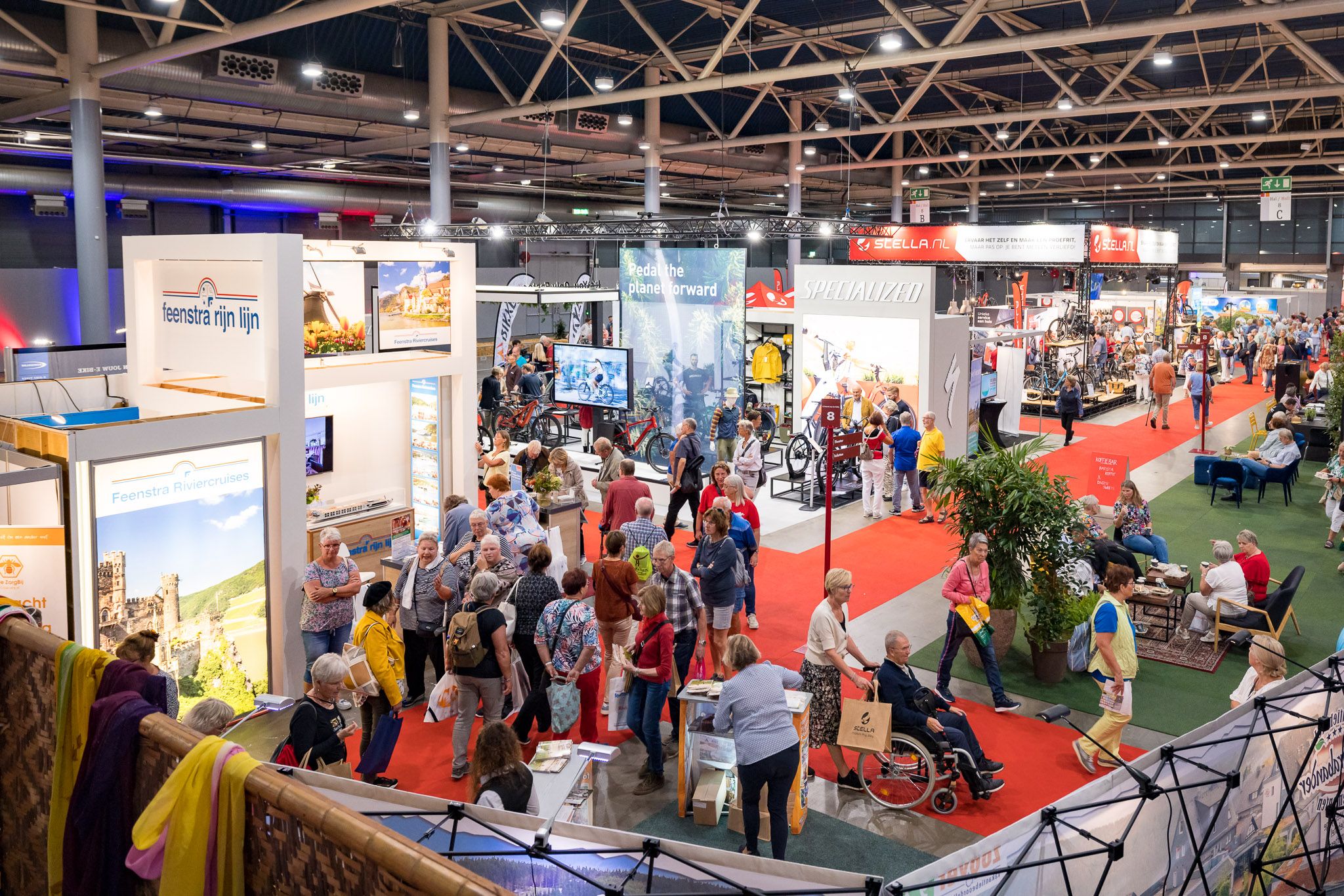 Beursvloer vol mensen in Jaarbeurs