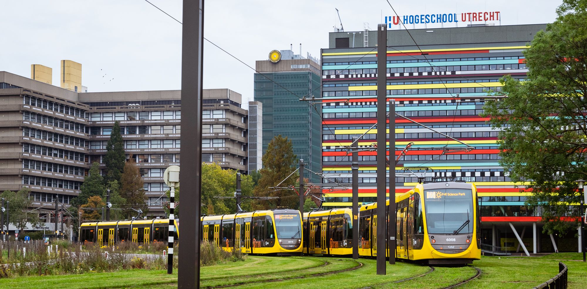 Tram de Uithoflijn met Hogeschool Utrecht op achtergrond