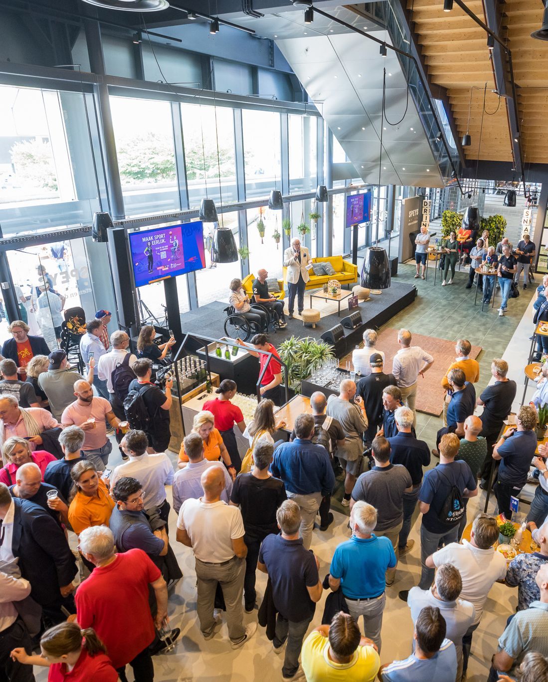 Presentatie aan een groep mensen in de Jaarbeurs