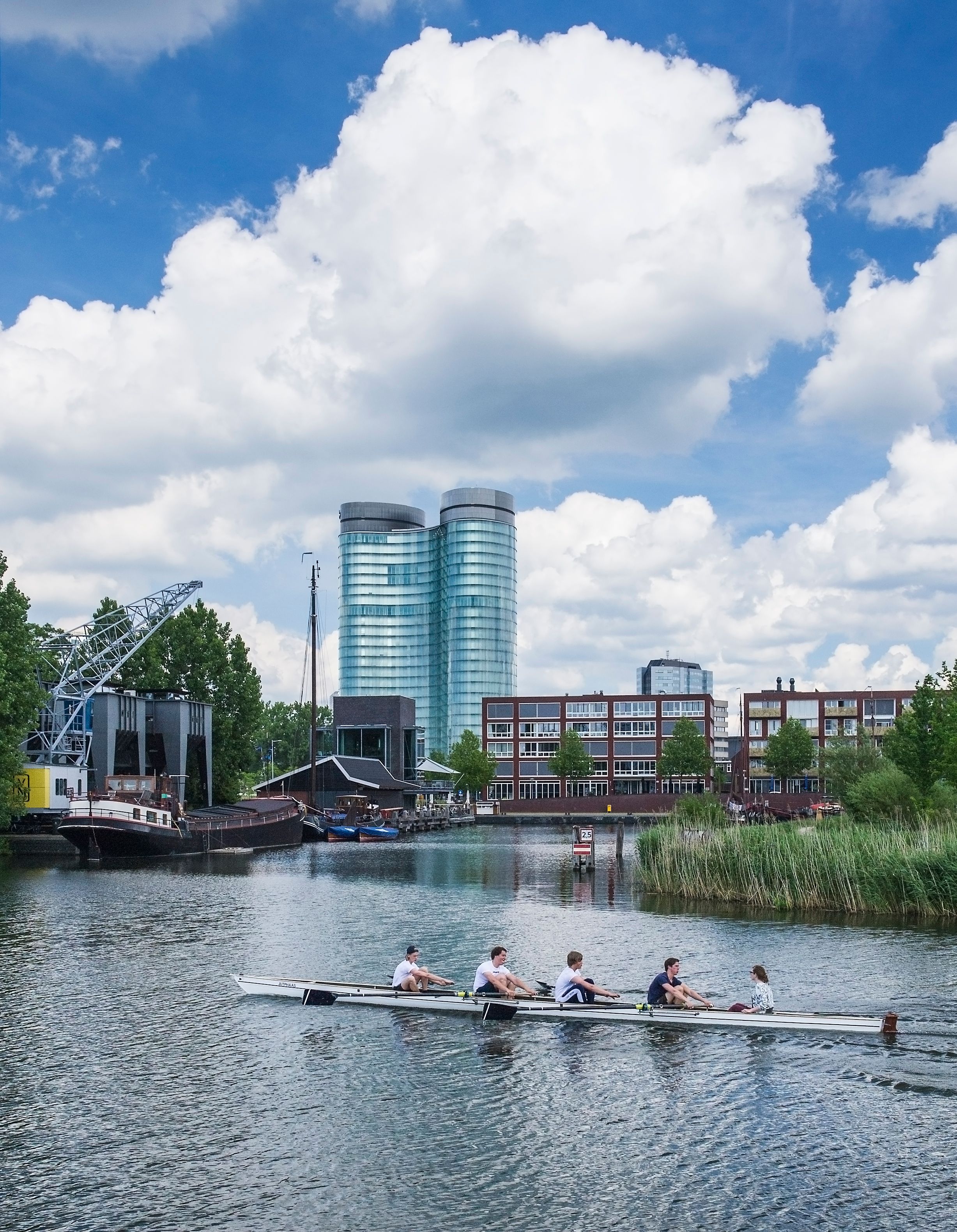 Parkhaven met roeiers