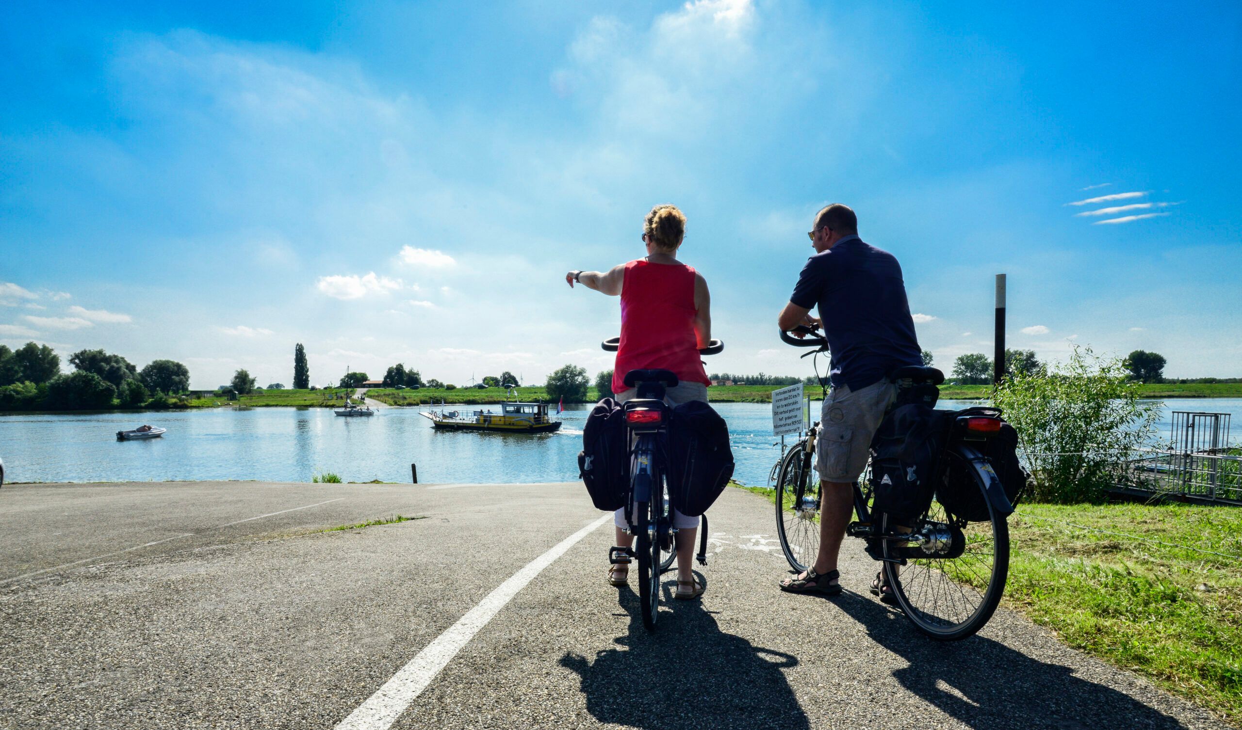 Twee fietsers aan het water bij Rhenen