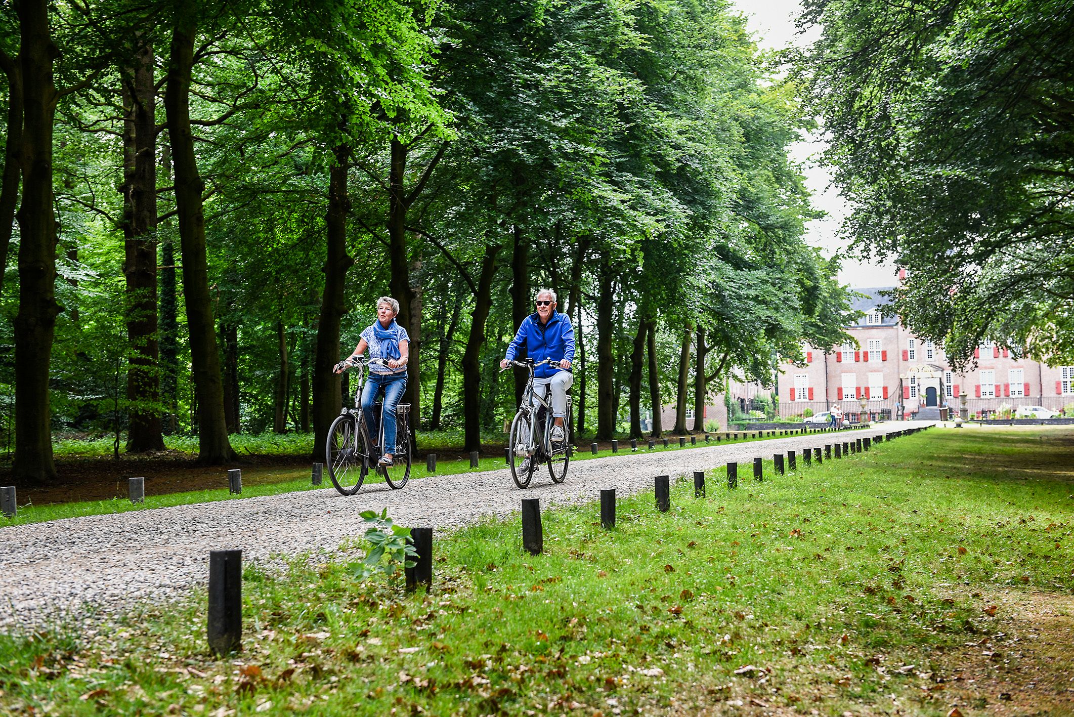 Echtpaar fietsen bij Kasteel Renswoude