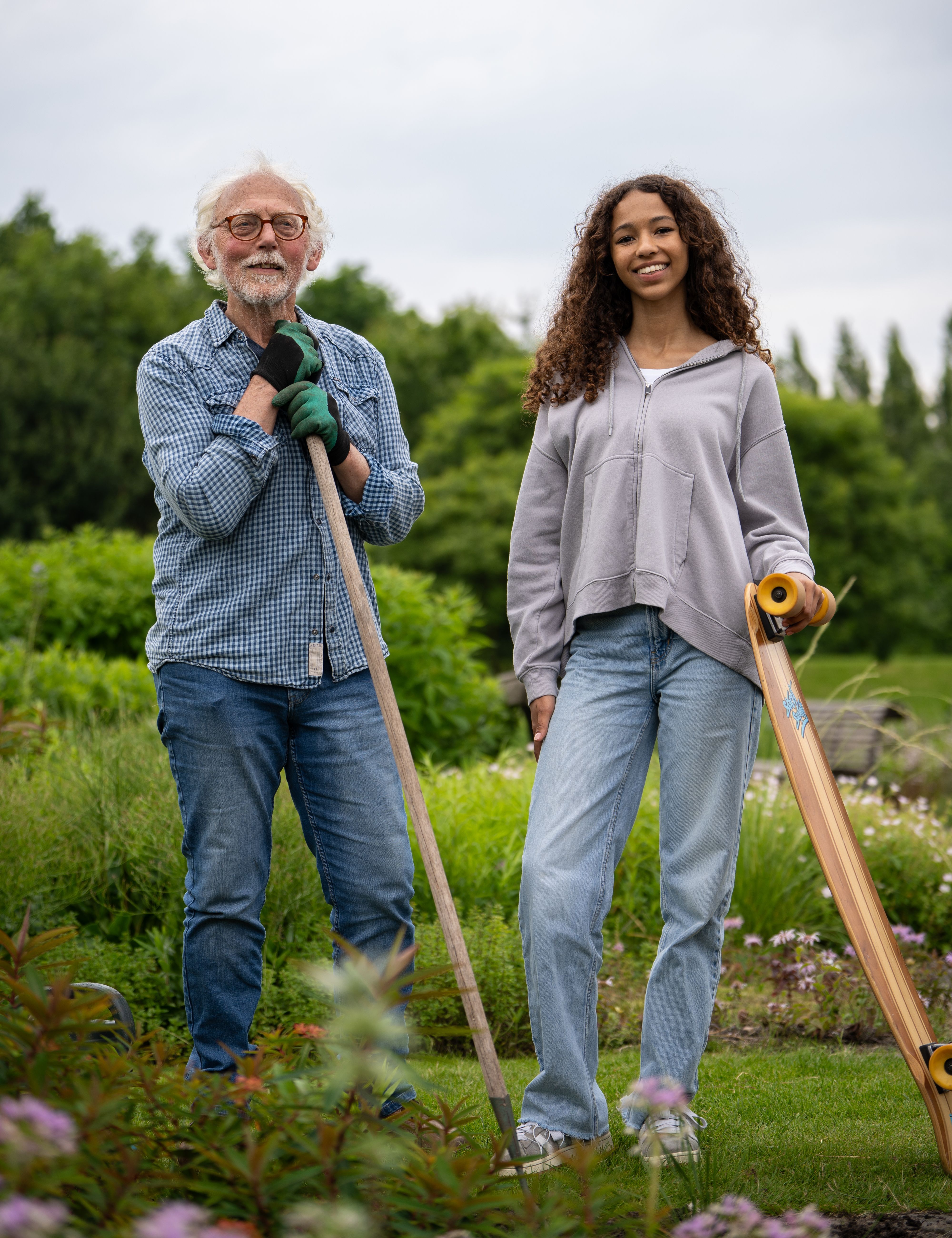 Een oudere man is samen met een jonge dame aan het werk in Cartesius