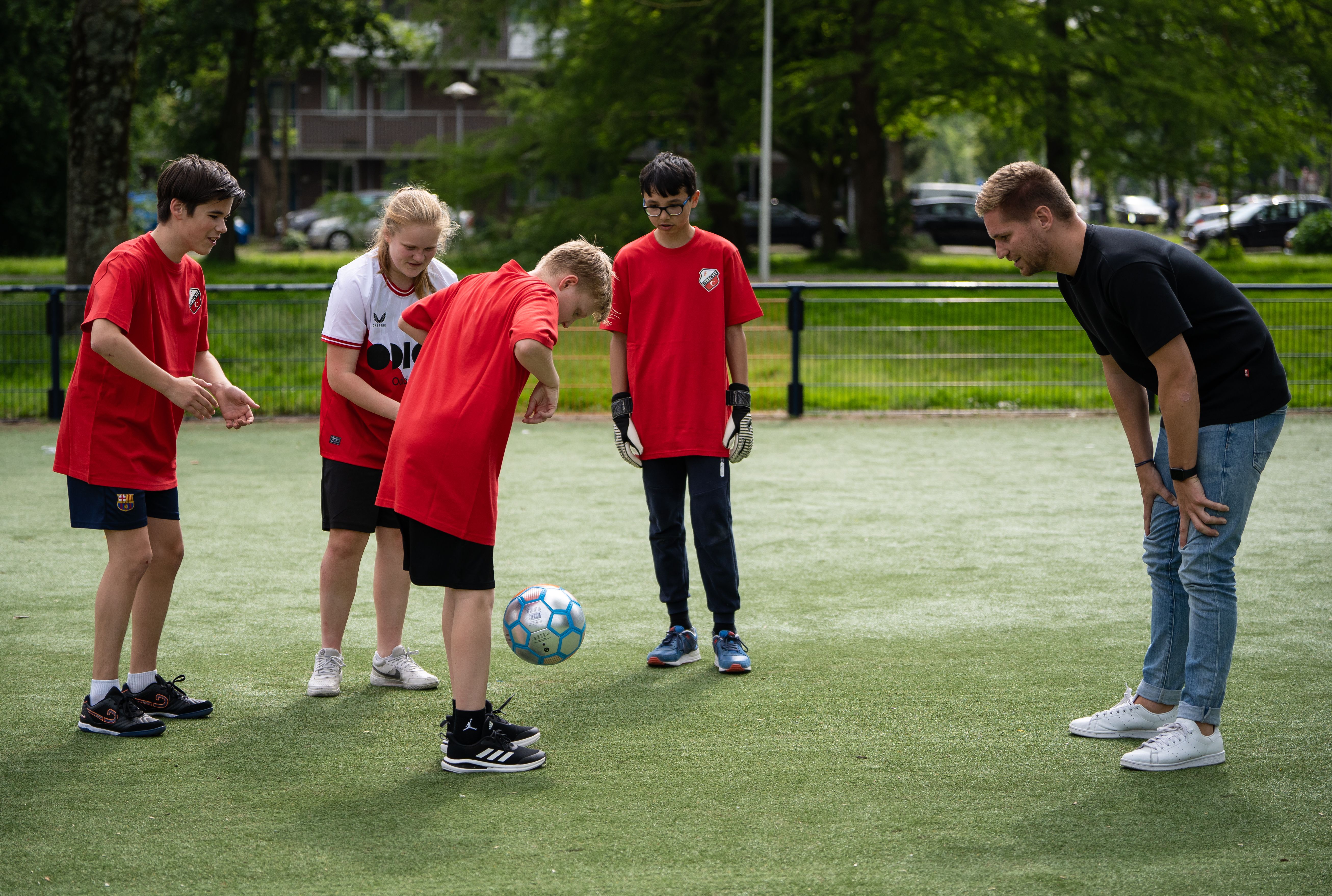 FC Utrecht jeugd aan het voetballen