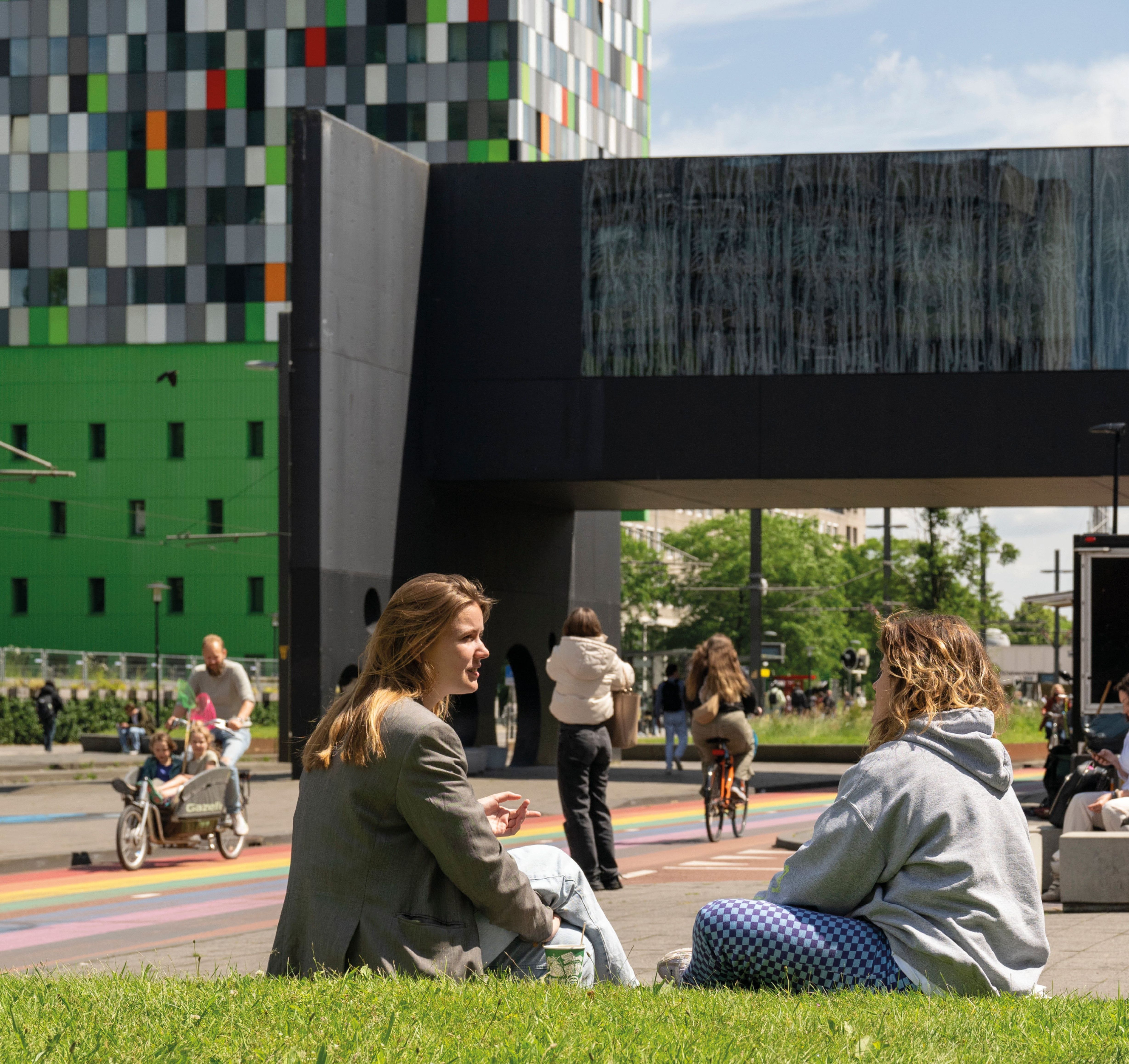 Vrouwen zitten te praten op het gras in het Utrecht Science Park