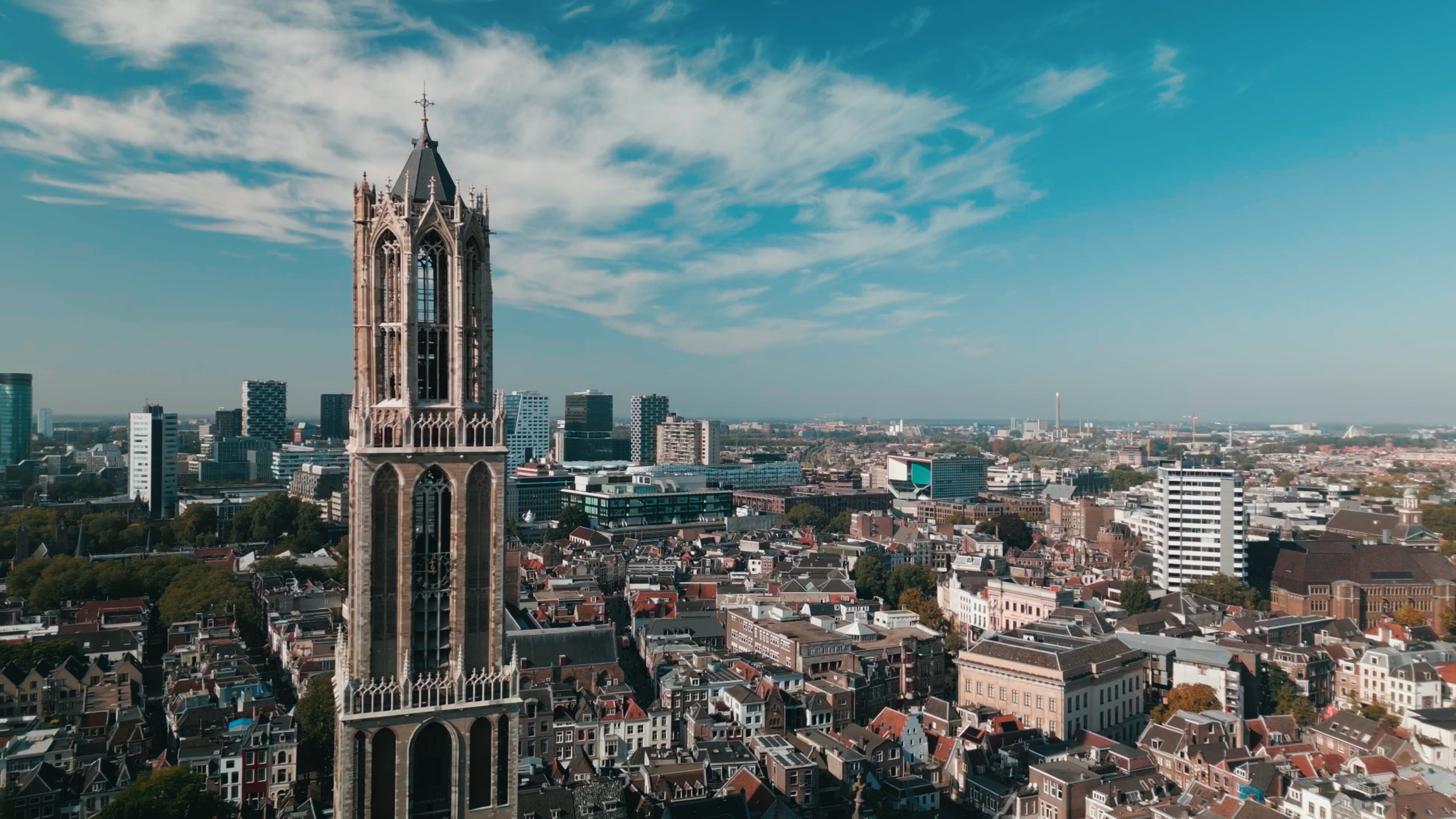 Luchtfoto Utrecht met Domtoren op de voorgrond
