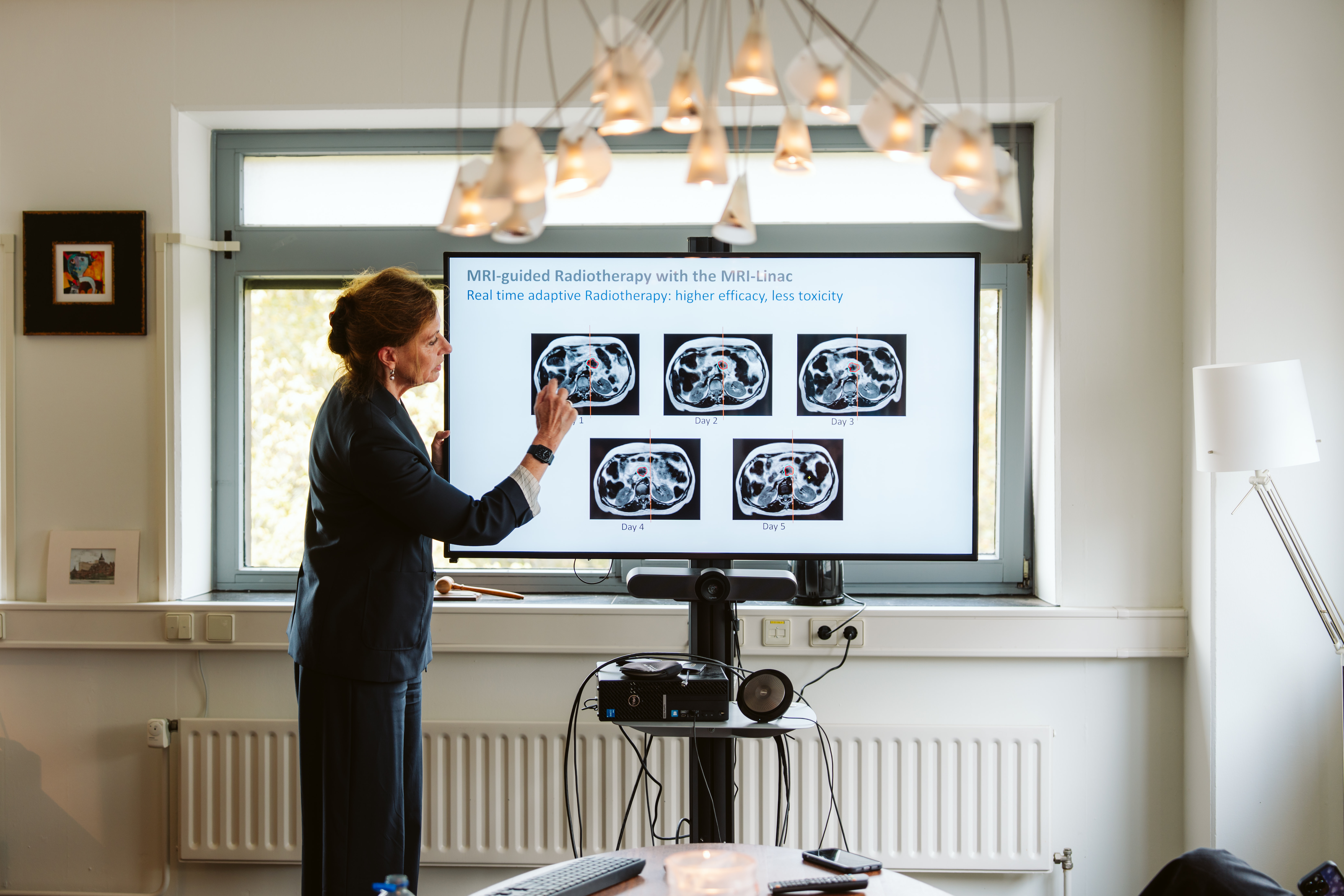 Vrouw geeft presentatie over MRI beelden op het Utrecht Science park