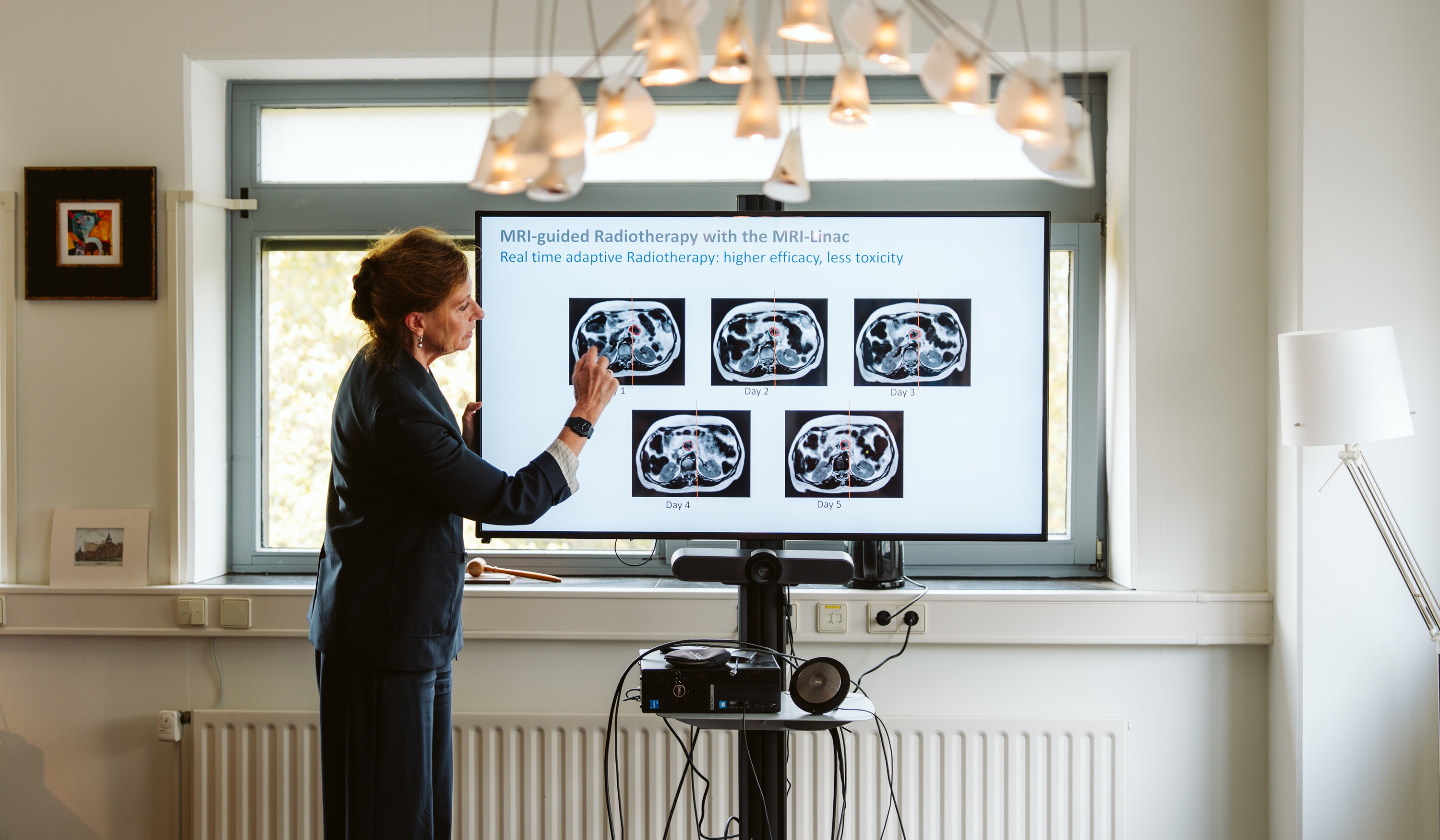 Vrouw geeft presentatie over MRI beelden op het Utrecht Science park