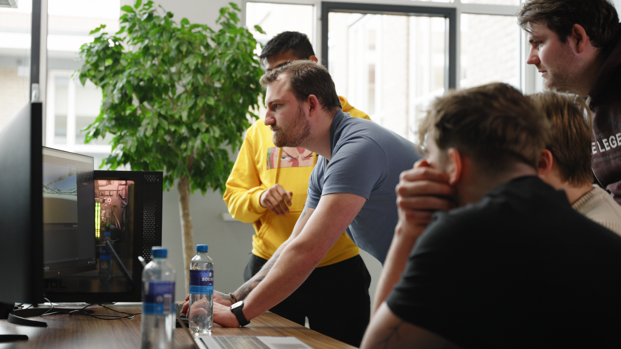 Twee mannen kijken naar een computerscherm