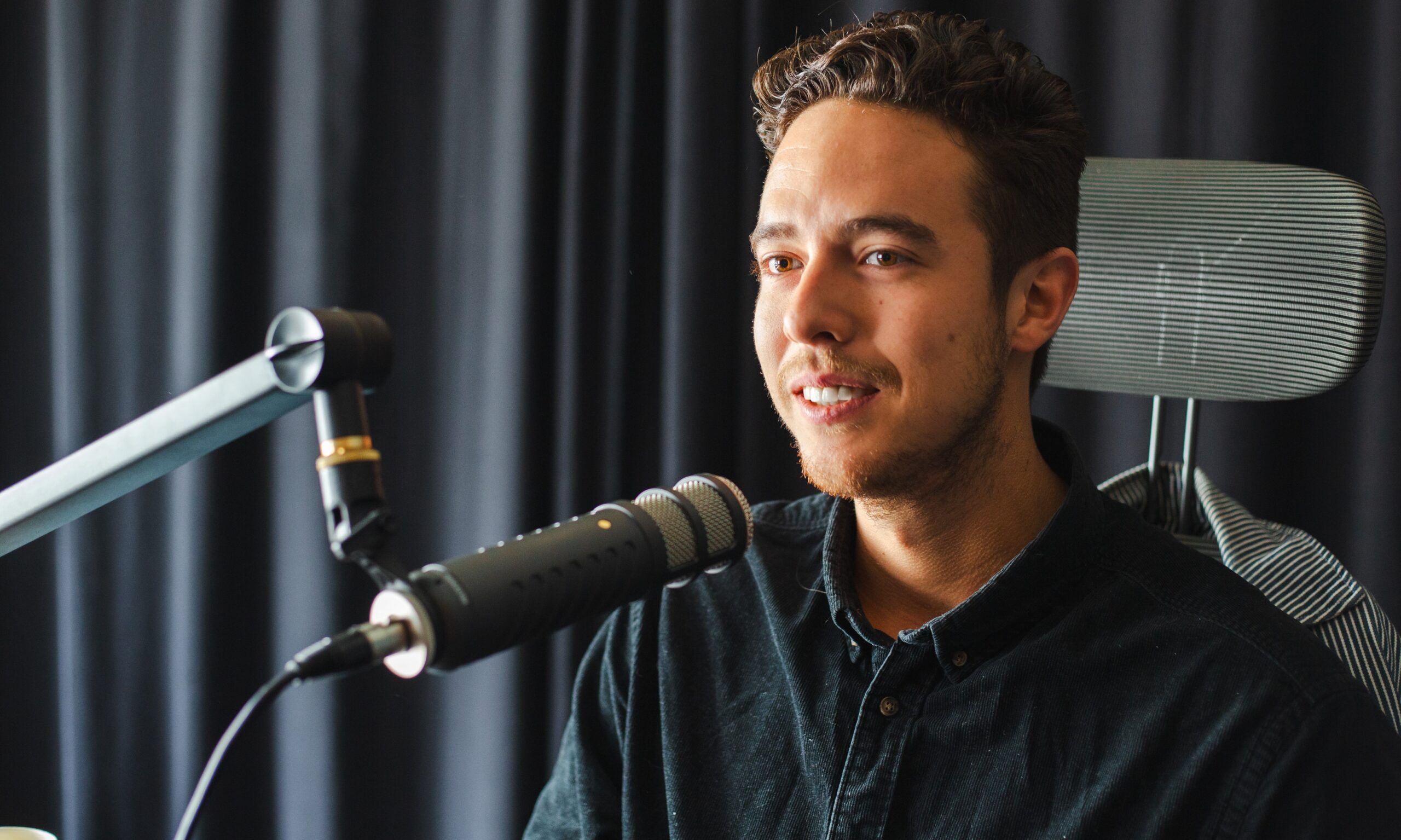 Man achter microfoon