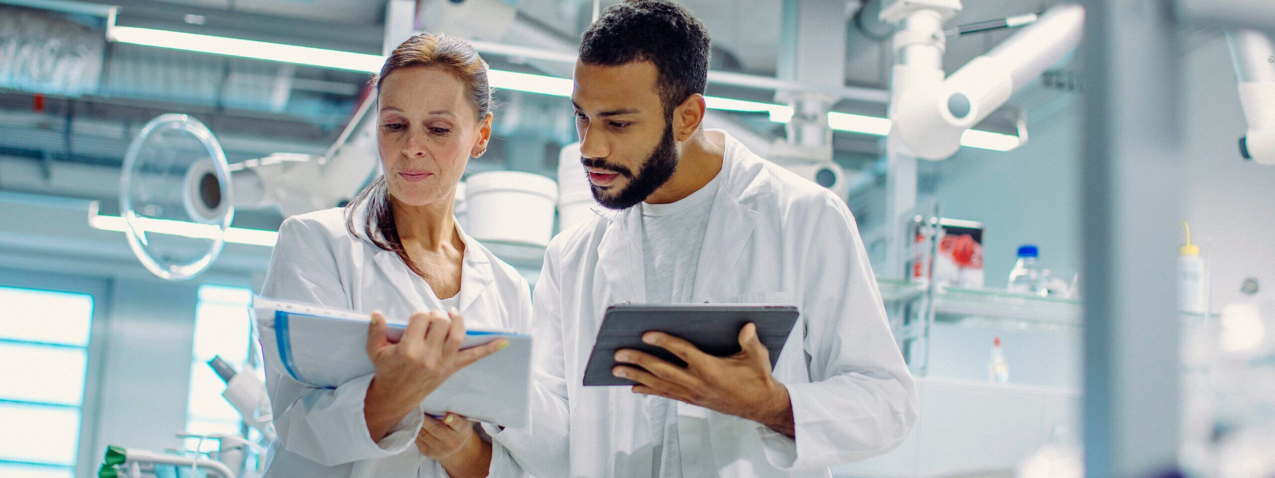 Mensen werken in een lab