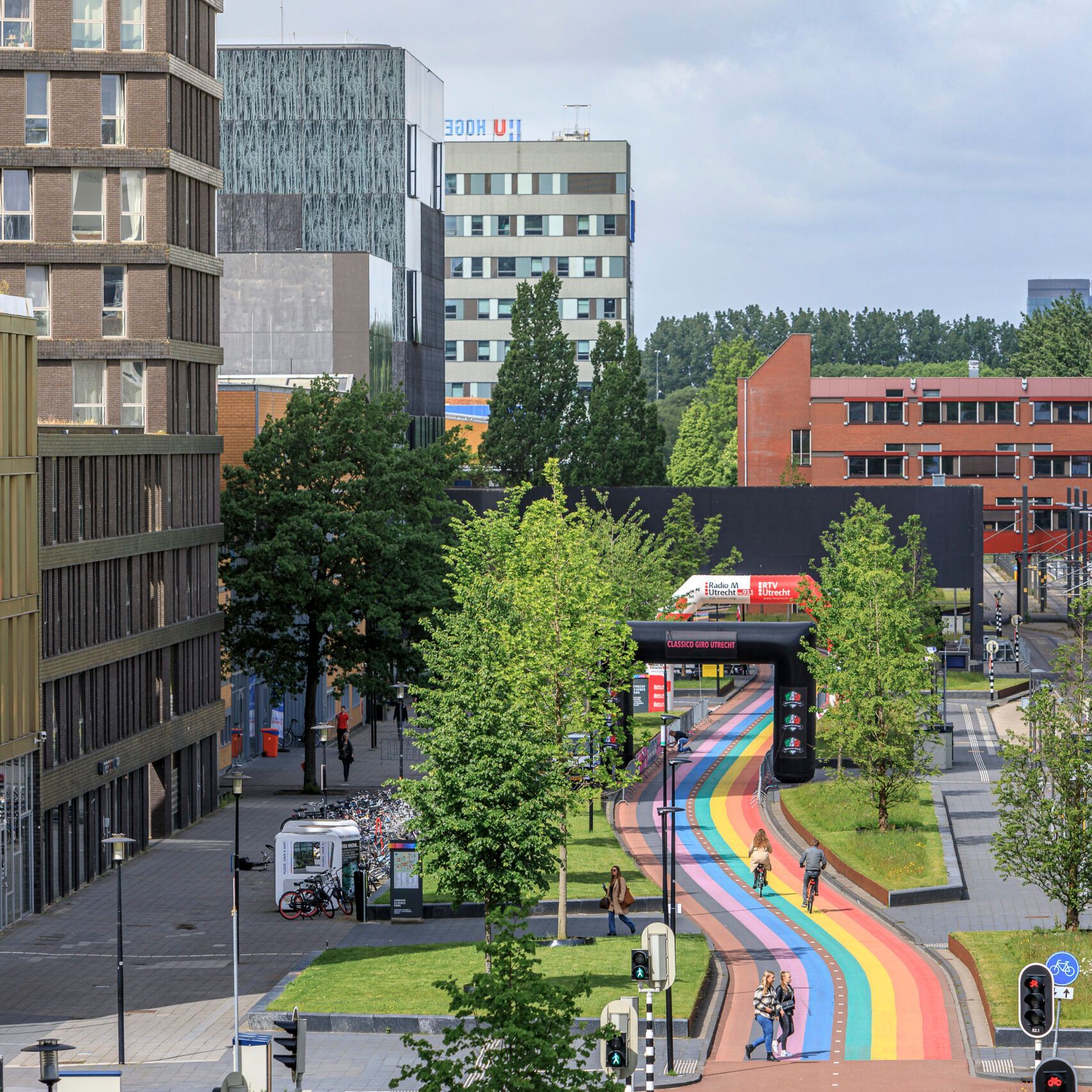 Overzichtsfoto van het Utrecht Science Park met regenboogfietspad