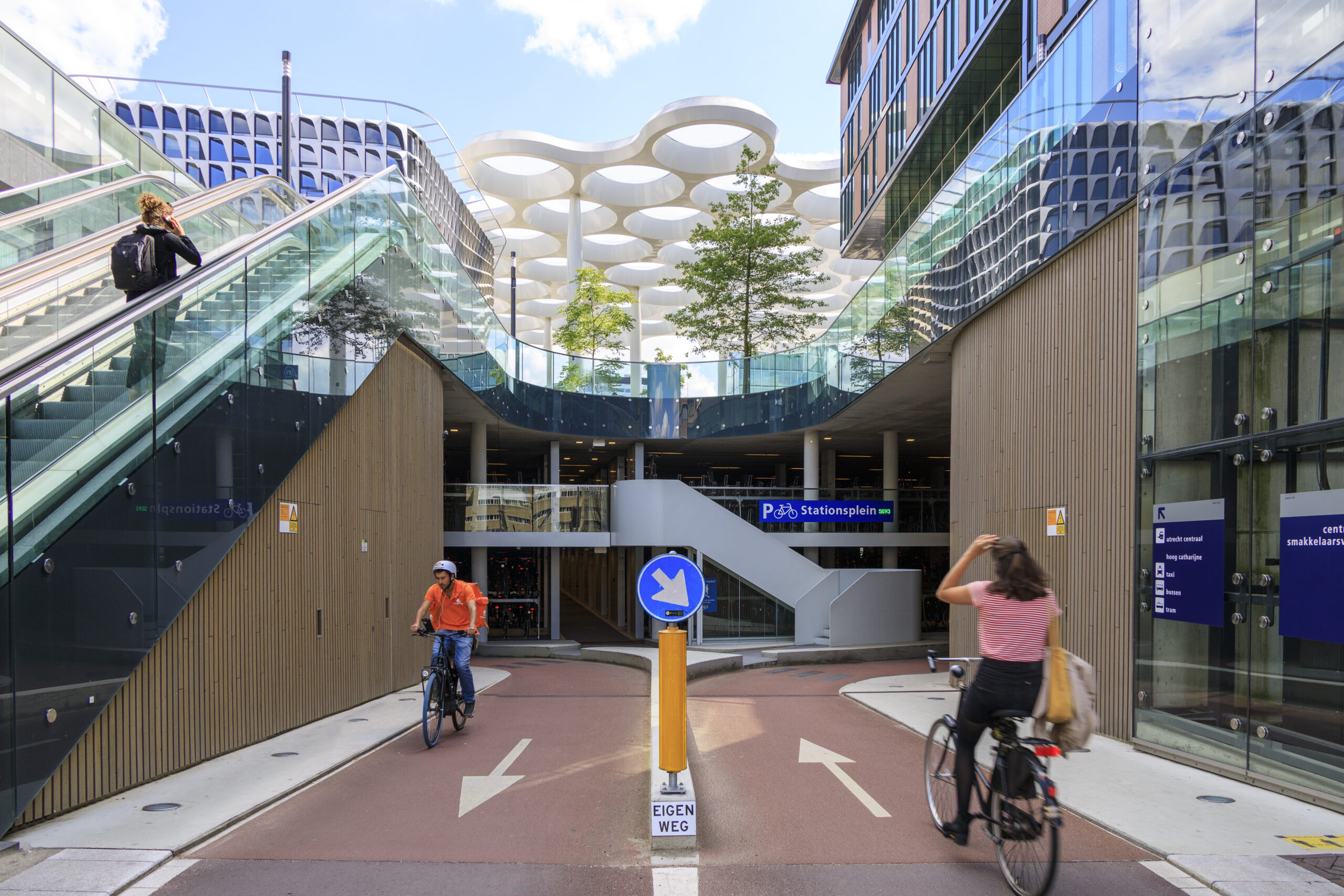Fietsers bij fietsparkeergarage