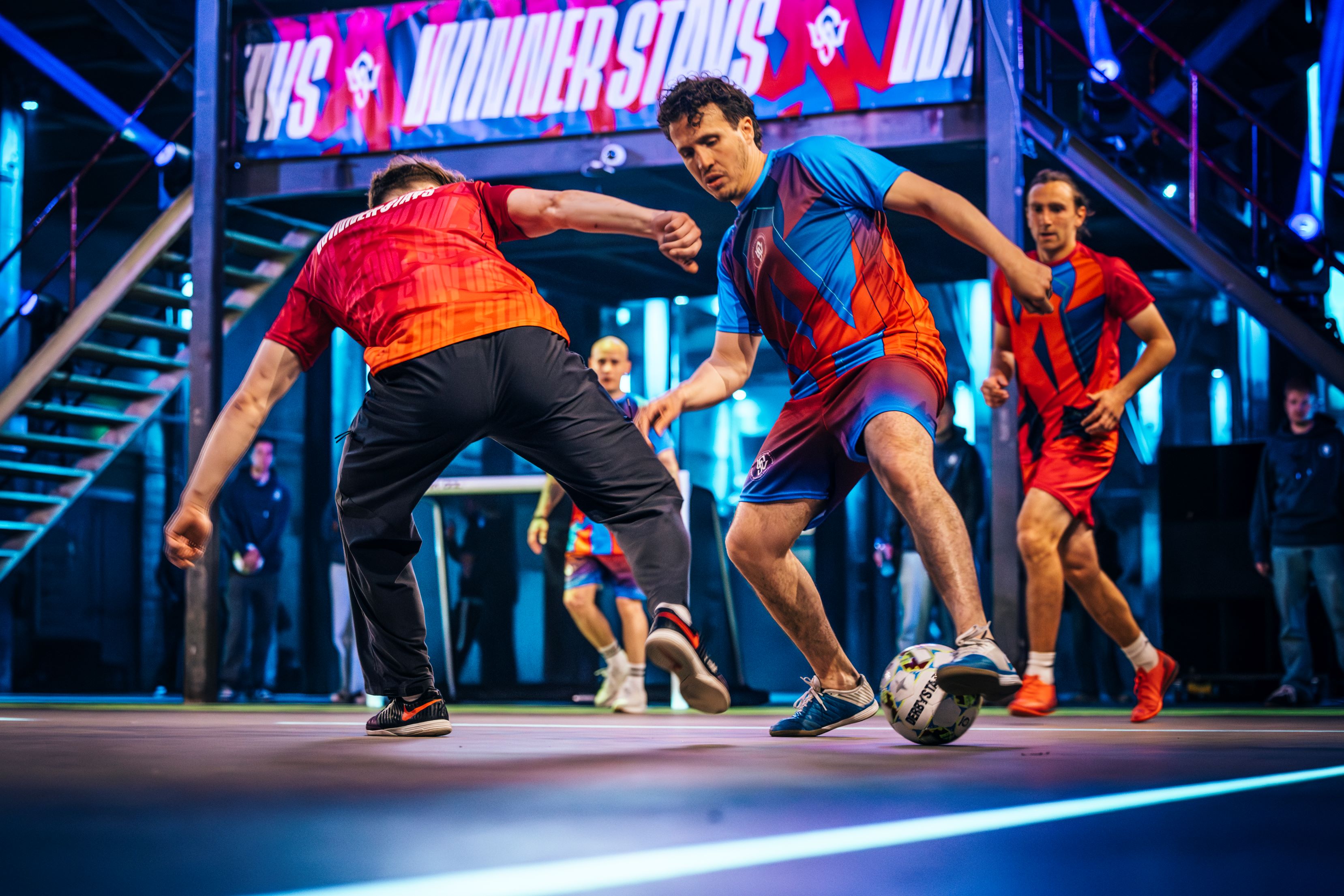 Mannen in actie tijdens straatvoetbal toernooi